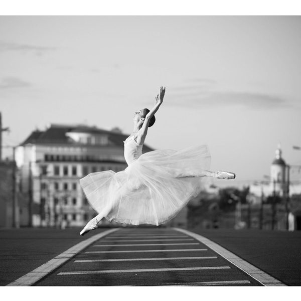 obraz skacząca baletnica czarno białe