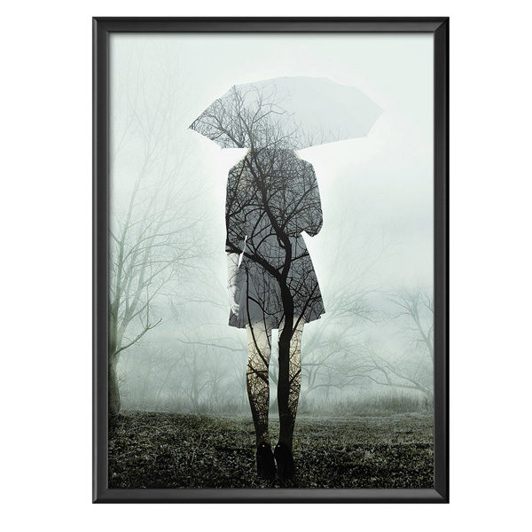 Plakat kobieta z parasolką w drzewach