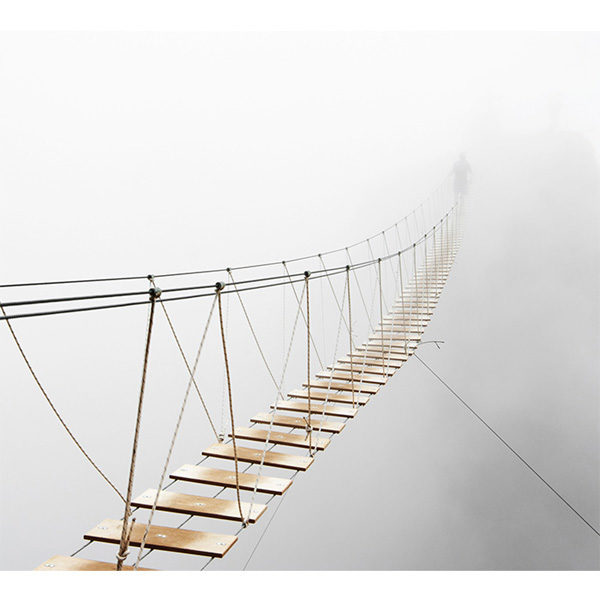 Obraz postać we mgle na wiszącym moście