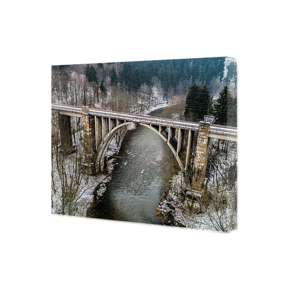 Obraz na płótnie wiadukt nad rzeką w zimowym klimacie