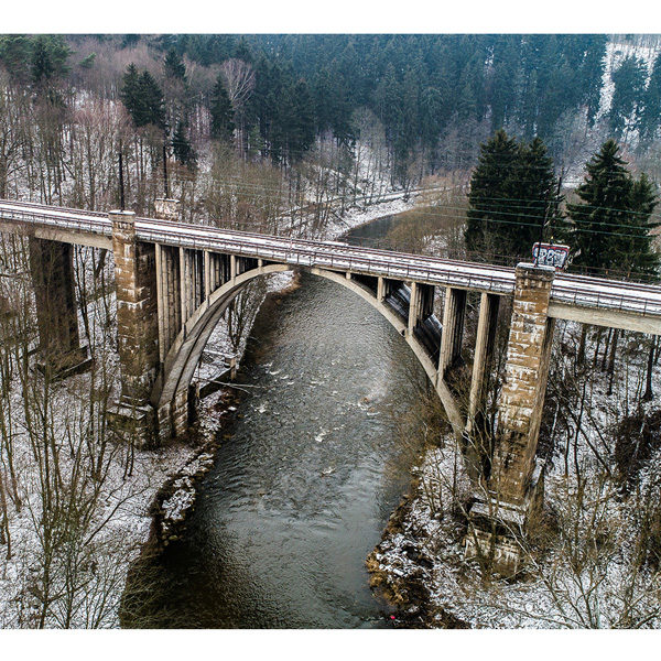 wiadukt nad rzeką w zimowym klimacie